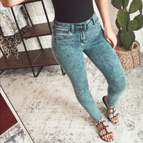 Cello Pants - Mid Rise Acid Wash Crop Skinny w. Mini Side Slit